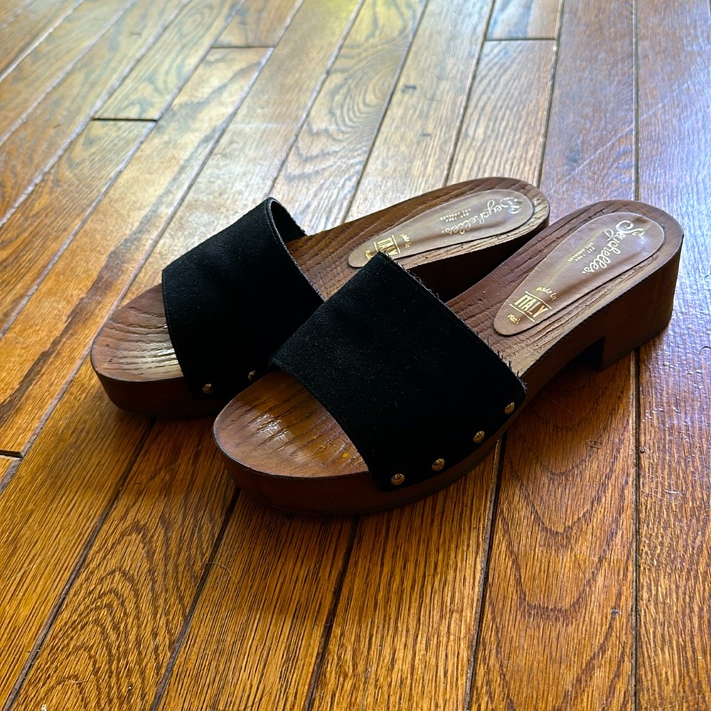 Seychelles wooden clogs, size 6, mildly worn in black